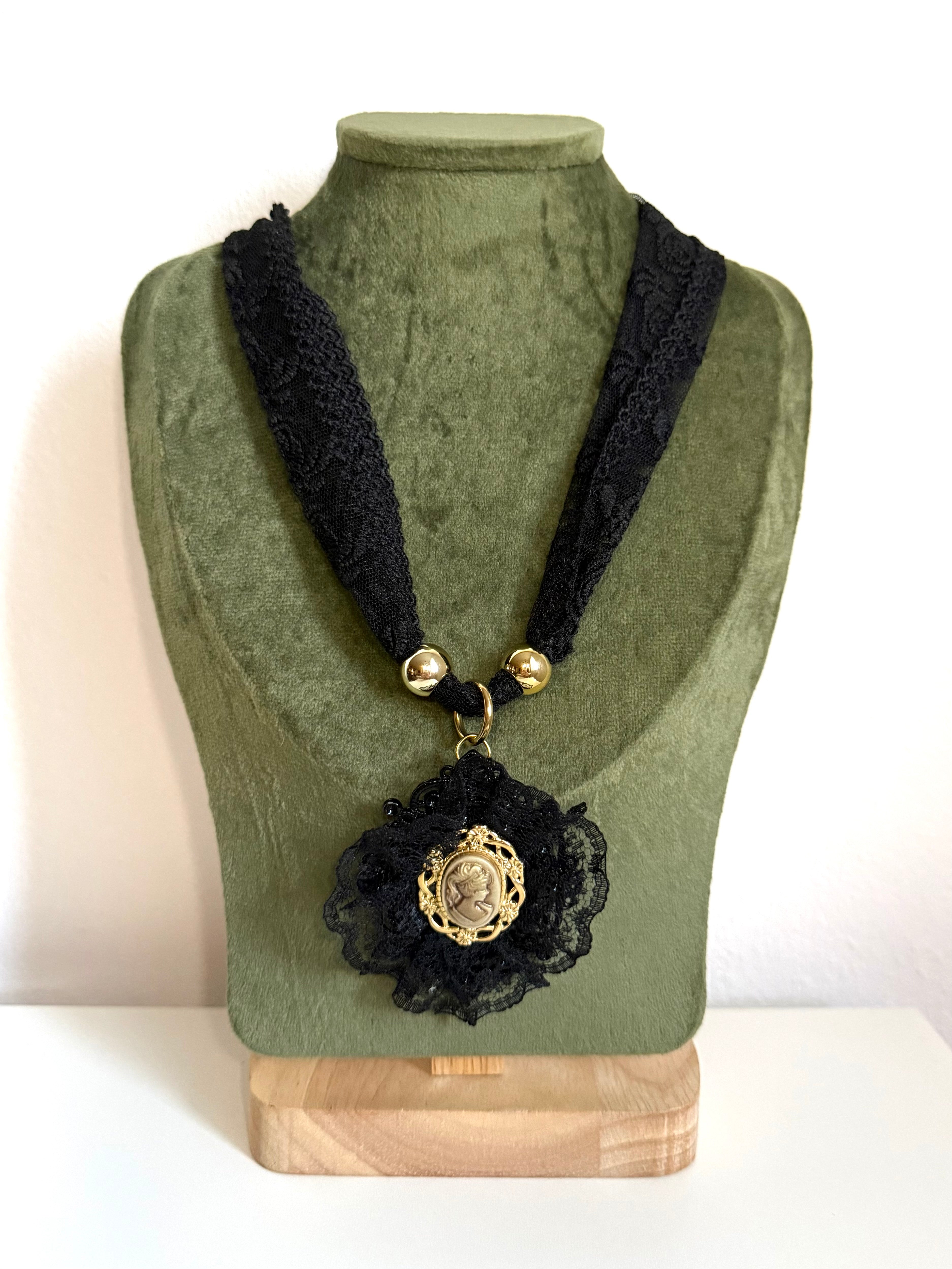 Collana Victorian in pizzo