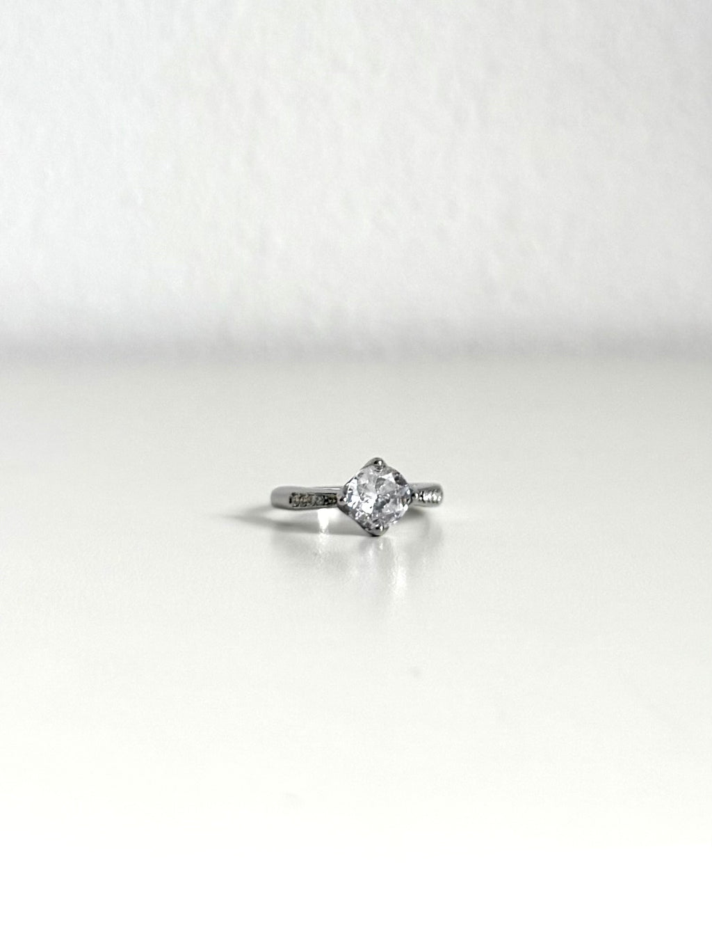 Anello Solitario con Zirconi