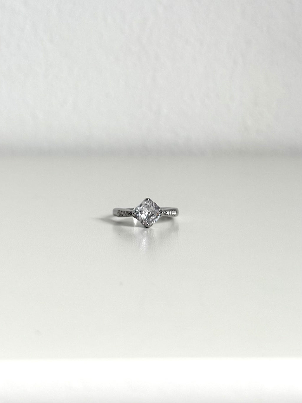 Anello Solitario con Zirconi